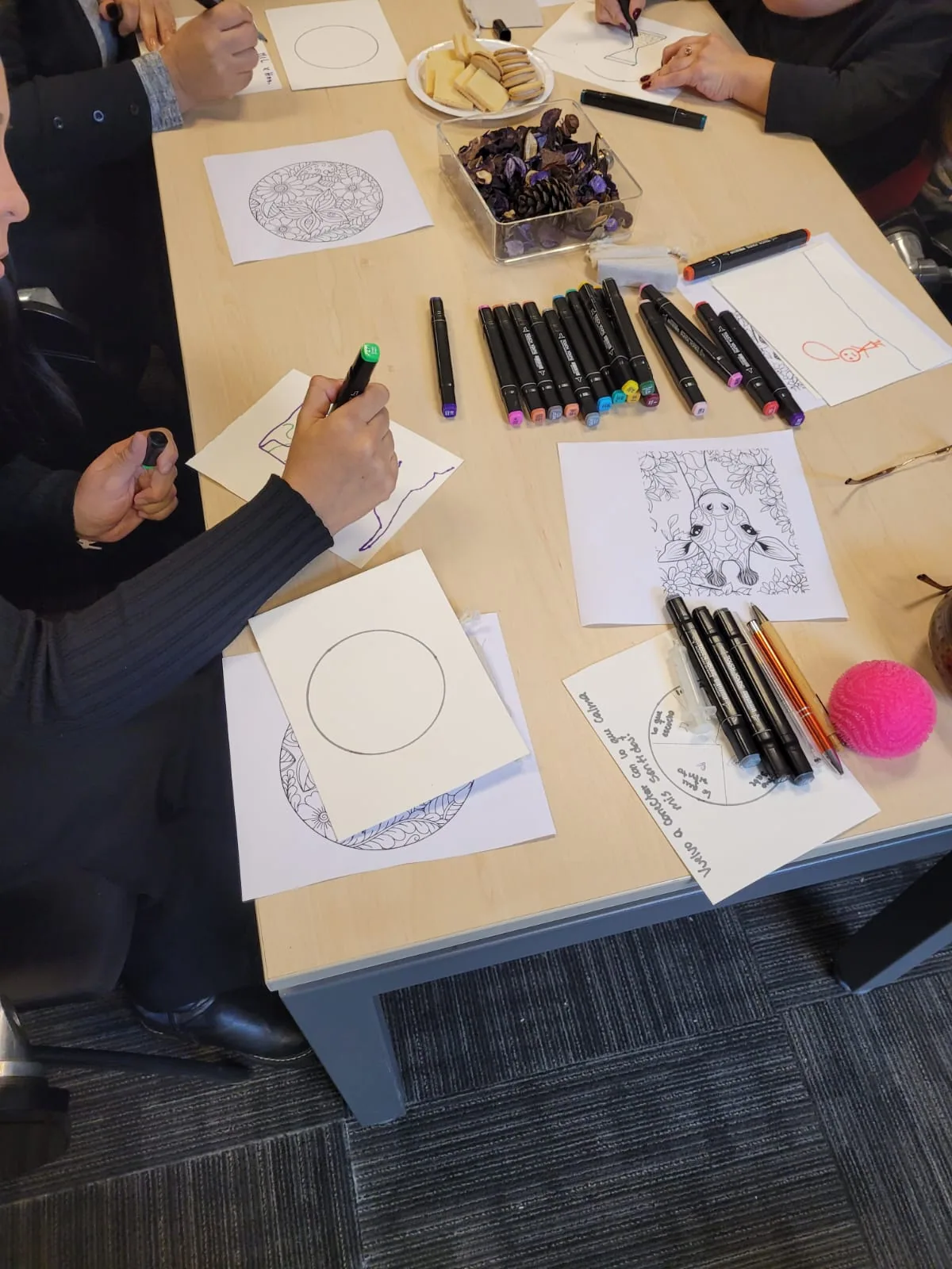 Participantes realizando una actividad creativa en el taller de ansiedad