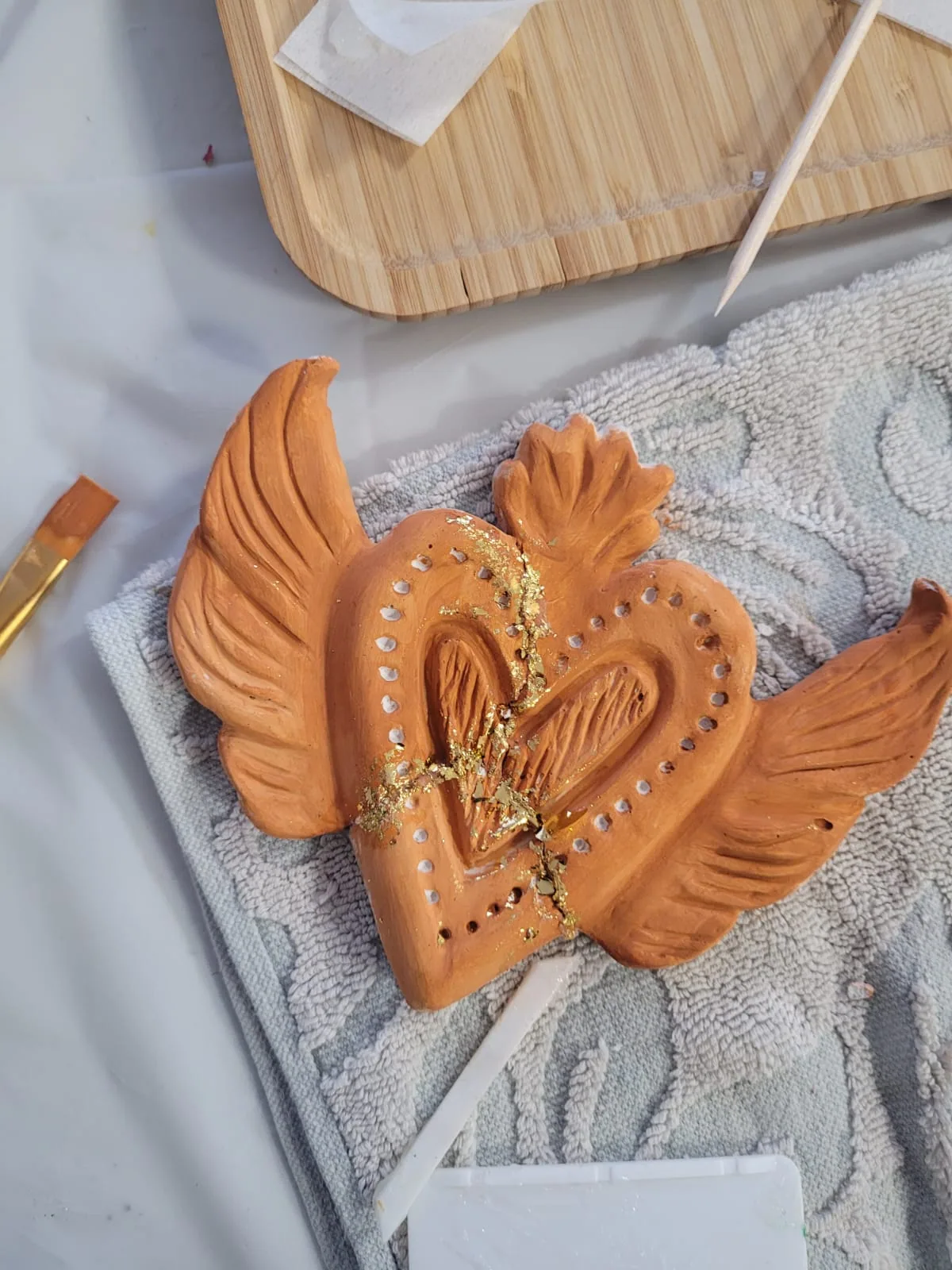 Participante pintando su corazón simbólico